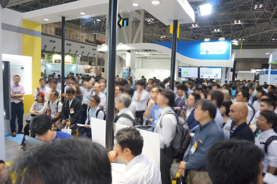プレゼンテーションに熱心に耳を傾ける来場者は通路にも溢れた